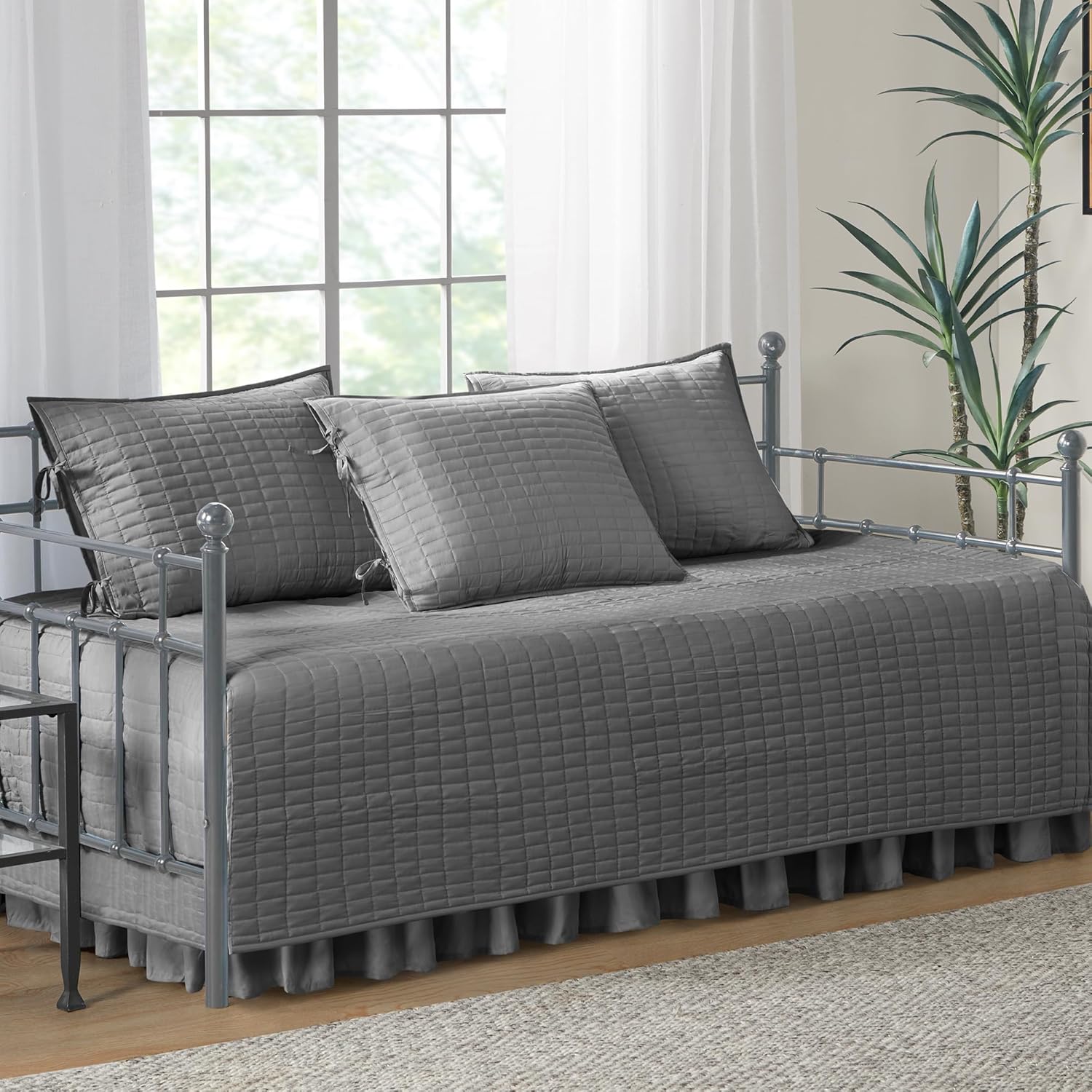 Spaces Daybed Örtüsü - Lüks Çift Taraflı - Kapitone, Yatak Eteği ile Tüm Sezon Rahat Yatak, Uyumlu Şemsiyeler, 75'x39' Kömür Grisi 5 Parça