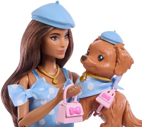 Uyumlu Dostlar kahverengi saçlı bebek ve köpekçiği, Puantiye desenli, mavi renkli kıyafetler giyen ve bere, çanta gibi aksesuarlar takan, JFP38