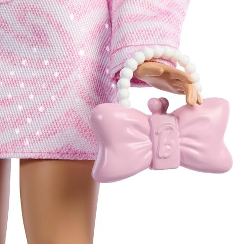 Pembe kot ceket ve uyumlu bir etek giyen ve fiyonklu el çantası ile inci takı gibi aksesuarları olan sarı saçlı Stil İkonu bebek, 9 numara, JJN69 - Görsel 3