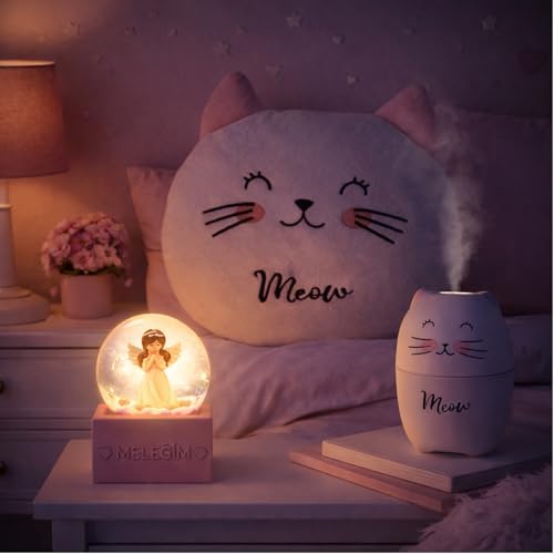 Kedi Temalı Dekoratif Tasarıma Sahip Hediye Seti – Peluş Kedi Yastık + Buhar Makinesi Nemlendirici + Melek Figürlü Kar Küresi | Dekoratif Hediye Seti - Görsel 3
