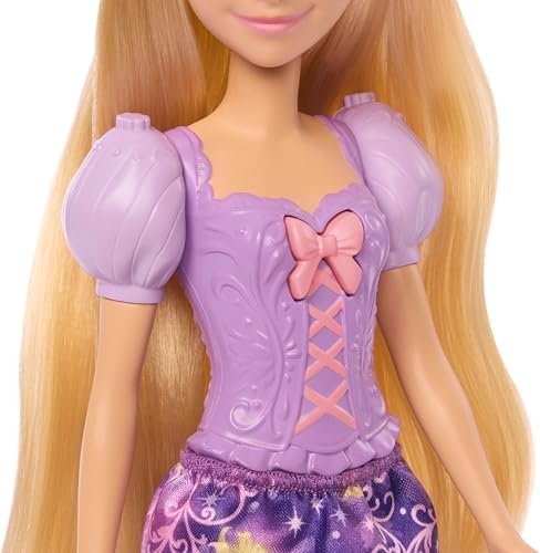 Alternative view of Mattel Işıklı saçlarıyla 'nin Karmakarışık filminden ilham alan Mattel  Prensesi Rapunzel bebek, 4 parlayan ayrıntı, Pascal figürü ve 7 saç şekillendirme aksesuarı, JHL46