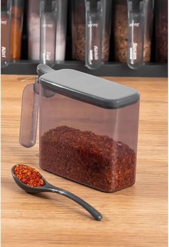 6’lı Standlı Kaşıklı Baharatlık Seti – Duvara ve Tezgaha Uygun, 300 ml Kapasiteli, Etiketli Şeffaf Baharat Kutuları, Kaşıklı Düzenleyici Stand