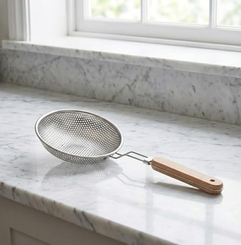 Ahşap Saplı Uzun Kulplu Çelik Kevgir – Paslanmaz Metal Süzgeç, Derin Gövdeli, Ergonomik Tasarım, Isıya Dayanıklı, Mutfak Gereci (14 Cm)
