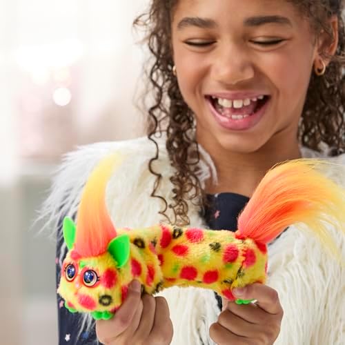 FURBY DJ Furblets Pepp-Oh-Roni Mini Elektronik Peluş Oyuncak, Komik Gerilebilir Ses Efektleri ve Müzik, Furbish, Pizza Renkleri Konuşuyor