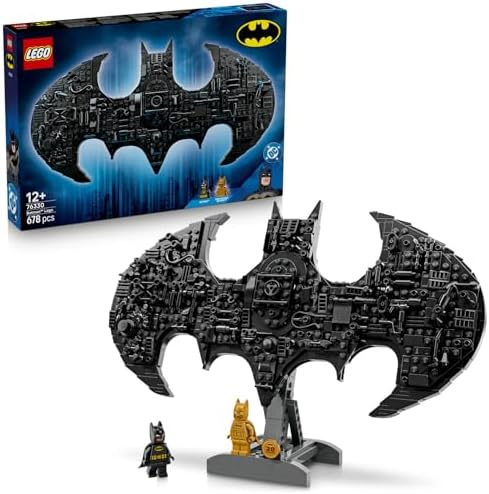 Alternative view of DC Batman: Batman Logosu 76330-12 Yaş ve Üzeri Erkek ve Kız Çocuklar için 2 Minifigür ile Çeşitli Aksesuarlar İçeren Yaratıcı Sergileme Modeli Yapım Seti, Hediye Fikri (678 Parça)