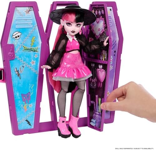 HIGH DRACULAURA'NIN GİZLİ İKSİR ODASI™ Oyun Seti 12'den fazla aksesuar ve sürpriz dönüşümler içeren  High Draculaura'nın Gizli İksir Odası oyun seti JBF15
