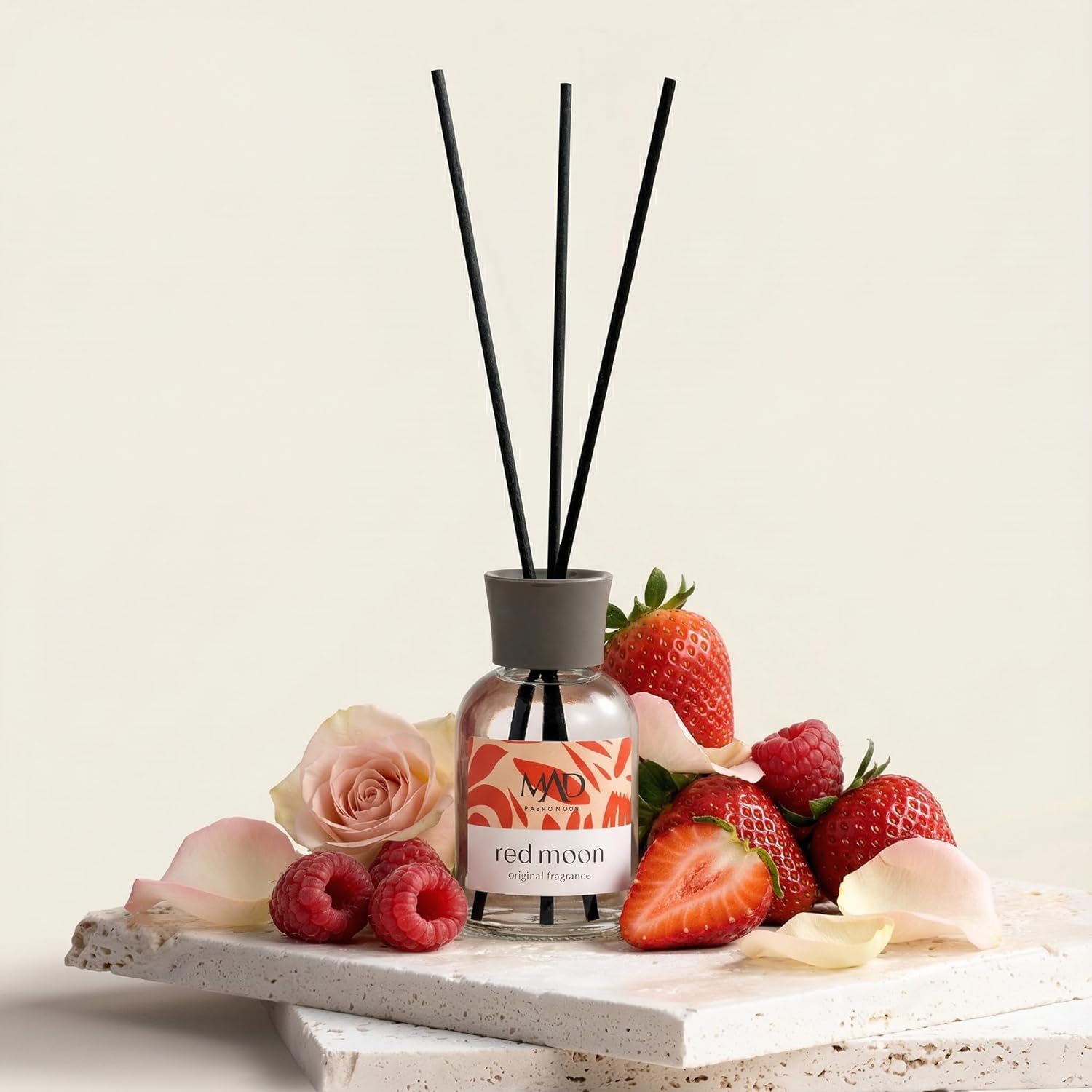 Alternative view of Mad Red Moon Ortam Kokusu – Nar, Ahududu ve Karamel ile Meyvemsi, Çiçeksi ve Çarpıcı-Bambu Çubuklu 50 Ml